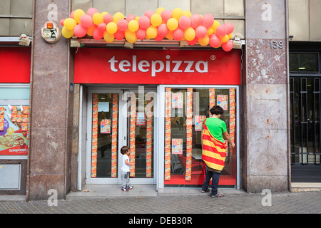 Katalanische Flagge des Ballons an der Tür des Telepizza Restaurant. Barcelona. Katalonien. Spanien. 11. September 2013. Stockfoto