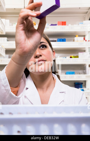 Apotheker, Abbau und Prüfung von verschreibungspflichtigen Medikamenten in der Apotheke Stockfoto