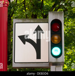 Grünes Licht für Go auf die Innenstadt von Lichtsignalanlagen Stockfoto