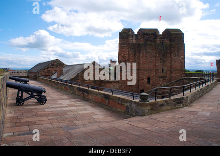 Carlisle Norman Keep Burgturm mit Canon auf Zinnen Carlisle Cumbria England United Kingdom Stockfoto