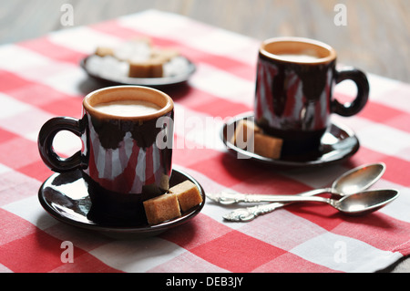 Zwei Tassen Espresso in braun Tassen auf karierte Serviette Stockfoto