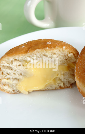 Vanillepudding gefüllt, Donuts und Diner Stil Kaffee Tasse Stockfoto