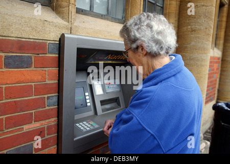 Eine weibliche Senioren mit einem ATM Stockfoto