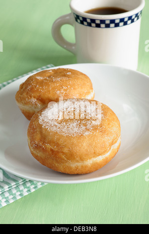 Donuts und Diner Stil Kaffee Tasse Stockfoto