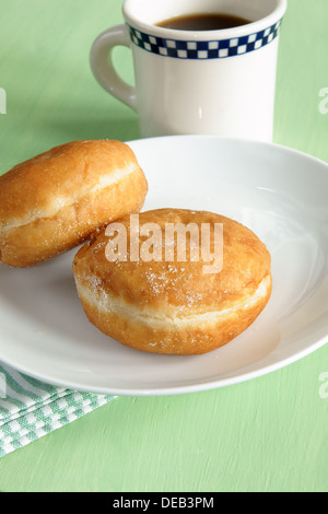 Runde Krapfen und Diner Stil Kaffee Tasse Stockfoto