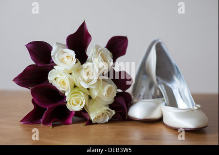 Brautstrauß und Schuhe der Braut mit Calla Lilien und Rosen Stockfoto