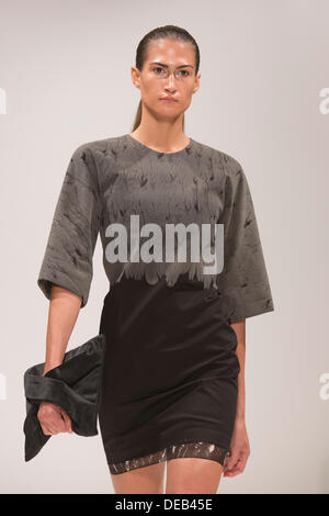 London, UK. 15. September 2013. Ein Modell geht die Start-und Landebahn auf Eugene Lin Fashion Show während der London Fashion Week Fashion Scout/Freimaurer Hall. Foto: CatwalkFashion/Alamy Live-Nachrichten Stockfoto