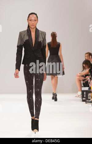 London, UK. 15. September 2013. Ein Modell geht die Start-und Landebahn auf Eugene Lin Fashion Show während der London Fashion Week Fashion Scout/Freimaurer Hall. Foto: CatwalkFashion/Alamy Live-Nachrichten Stockfoto