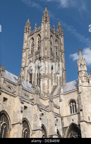 Blick hinauf auf den Turm der Kathedrale von Canterbury, Kent, UK. Stockfoto