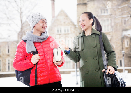 Lächelnder Mann und Frau in Winterkleidung Stockfoto
