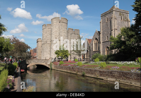 Westgate und die Heilig-Kreuz-Kirche über dem großen Stour Fluss in Canterbury, Kent, UK. Stockfoto