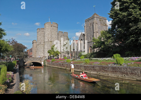 Westgate und der Heilig-Kreuz-Kirche über Börsenspekulanten am Fluss großes Stour in Canterbury, Kent, UK. Stockfoto