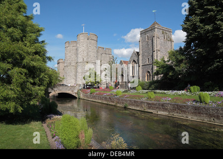 Westgate und die Heilig-Kreuz-Kirche über dem großen Stour Fluss in Canterbury, Kent, UK. Stockfoto