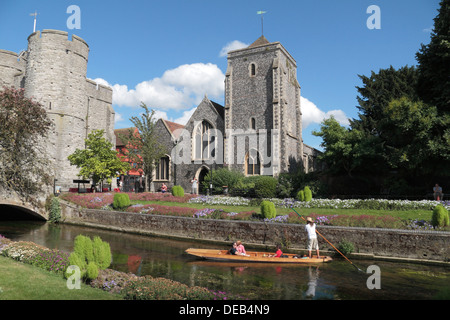 Börsenspekulanten auf großes Stour gegenüber Heilig-Kreuz-Kirche in Westgate Gärten (Ecke Westgate sichtbar), in Canterbury, Kent, UK. Stockfoto