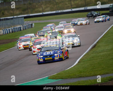 Rockingham, UK. 15. September 2013. BTCC Renntag in Rockingham in UK Credit: Steven Reh/Alamy Live News Stockfoto