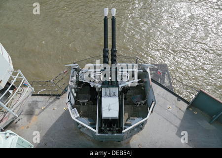 40mm Bofors Flak-Geschütze auf HMS Belfast, ein leichter Kreuzer der Royal Navy, festgemacht an der Themse, London, UK. Stockfoto