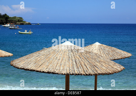Strohschirm am Strand. Agia Pelagia Stadt, Insel Kreta, Griechenland Stockfoto