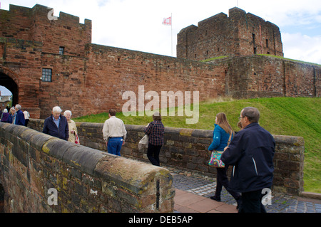 Carlisle Castle Norman Keep mit Besuchern über Brücke über den Wassergraben Carlisle Cumbria England United Kingdom Stockfoto