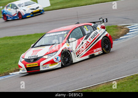 Rockingham, UK. 15. September 2013. BTCC Renntag in Rockingham in UK Credit: Steven Reh/Alamy Live News Stockfoto