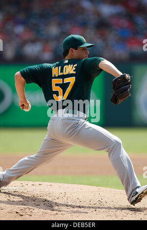 Arlington, Texas, USA. 15. September 2013. 15. September 2013 Arlington, Tx. Oakland Krug TOMMY MILONE wirft im ersten Inning als Oakland Athletik der Texas Rangers in einem MLB Baseball-Spiel am Baseballstadion in Arlington, Tx. Credit gespielt: Ralph Lauer/ZUMAPRESS.com/Alamy Live News Stockfoto