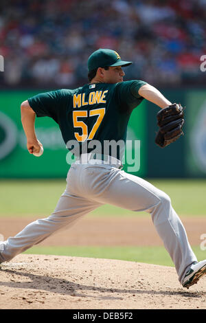 Arlington, Texas, USA. 15. September 2013. 15. September 2013 Arlington, Tx. Oakland Krug TOMMY MILONE wirft im ersten Inning als Oakland Athletik der Texas Rangers in einem MLB Baseball-Spiel am Baseballstadion in Arlington, Tx. Credit gespielt: Ralph Lauer/ZUMAPRESS.com/Alamy Live News Stockfoto