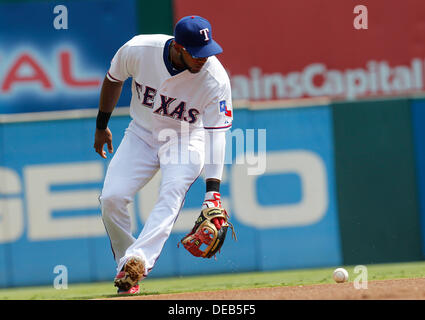 Arlington, Texas, USA. 15. September 2013. 15. September 2013 Arlington, Tx. Rangers ELVIS ANDRUS wird eine erste Inning getroffen als die Oakland Athletics die Texas Rangers in einem MLB Baseball-Spiel am Baseballstadion in Arlington, Tx. Kredit gespielt: Ralph Lauer/ZUMAPRESS.com/Alamy Live News Stockfoto