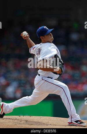 Arlington, Texas, USA. 15. September 2013. 15. September 2013 Arlington, Tx. Rangers Krug MARTIN PEREZ wirft im ersten Inning als Oakland Athletik der Texas Rangers in einem MLB Baseball-Spiel am Baseballstadion in Arlington, Tx. Credit gespielt: Ralph Lauer/ZUMAPRESS.com/Alamy Live News Stockfoto