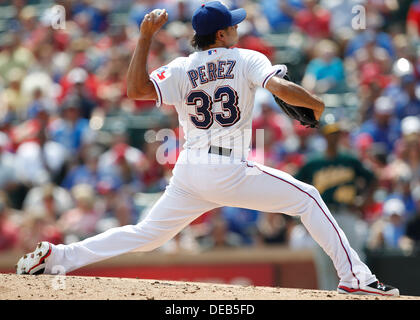 Arlington, Texas, USA. 15. September 2013. 15. September 2013 Arlington, Tx. Rangers Krug MARTIN PEREZ wirft im zweiten Inning als Oakland Athletik der Texas Rangers in einem MLB Baseball-Spiel am Baseballstadion in Arlington, Tx. Credit gespielt: Ralph Lauer/ZUMAPRESS.com/Alamy Live News Stockfoto