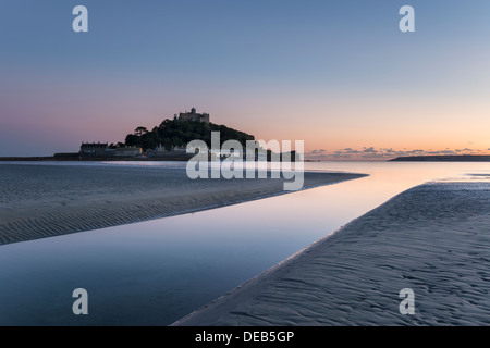 Sonnenuntergang am St. Michaels Mount vor der Küste in Marazion bei Penzance in Cornwall Stockfoto