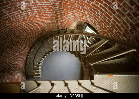 Metall-Spirale Treppe im historischen Leuchtturm Stockfoto