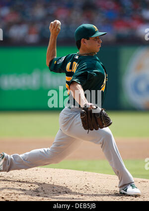 Arlington, Texas, USA. 15. September 2013. 15. September 2013 Arlington, Tx. Leichtathletik Krug TOMMY MILONE wirft im zweiten Inning als Oakland Athletik der Texas Rangers in einem MLB Baseball-Spiel am Baseballstadion in Arlington, Tx. Credit gespielt: Ralph Lauer/ZUMAPRESS.com/Alamy Live News Stockfoto