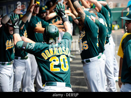 Arlington, Texas, USA. 15. September 2013. 15. September 2013 Arlington, Tx. JOSH DONLDSON feiert seinen ersten Inning Homerun wie Oakland Athletik der Texas Rangers in einem MLB Baseballspiel am Baseballstadion in Arlington, Tx. Credit gespielt: Ralph Lauer/ZUMAPRESS.com/Alamy Live News Stockfoto