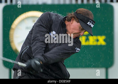 Chicago, IL, USA. 15. September 2013. 15. September 2013: Lake Forest, Illinois, USA - abschlägt Phil Mickelson am 1. Loch während der vierten Runde der BMW Championship, FedEx Cup Playoffs statt im Conway Farms Golf Club in Lake Forest, Illinois. Bildnachweis: Csm/Alamy Live-Nachrichten Stockfoto