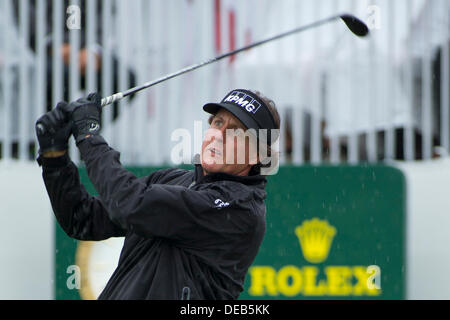 Chicago, IL, USA. 15. September 2013. 15. September 2013: Lake Forest, Illinois, USA - abschlägt Phil Mickelson am 1. Loch während der vierten Runde der BMW Championship, FedEx Cup Playoffs statt im Conway Farms Golf Club in Lake Forest, Illinois. Bildnachweis: Csm/Alamy Live-Nachrichten Stockfoto