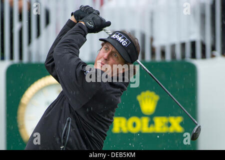 Chicago, IL, USA. 15. September 2013. 15. September 2013: Lake Forest, Illinois, USA - abschlägt Phil Mickelson am 1. Loch während der vierten Runde der BMW Championship, FedEx Cup Playoffs statt im Conway Farms Golf Club in Lake Forest, Illinois. Bildnachweis: Csm/Alamy Live-Nachrichten Stockfoto