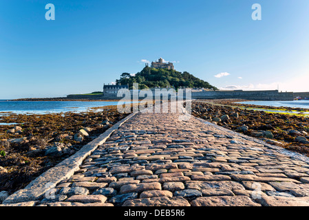 Der Damm bei Ebbe zu St Michaels Mount in Marazion bei Penzance in Cornwall Stockfoto