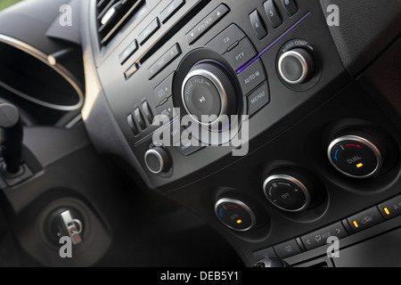 Moderne Auto Audiosteuerung Nahaufnahme, flachen DOF Stockfoto