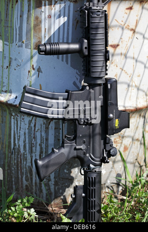 AR-15 M4A1.223 Kaliber Angriff Carbine mit holographischen Augen (Kollimator). Stockfoto