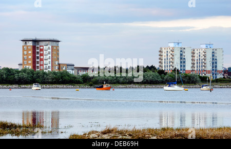 Hochhaus-Wohnungen an der Küste von Poole Harbour in Dorset Stockfoto