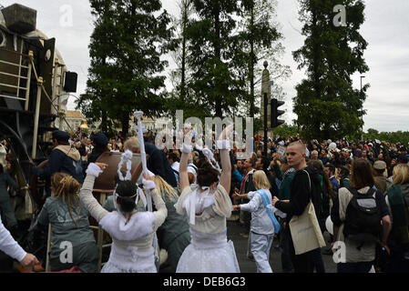 London, UK. 15. September 2013. Tausende von Menschen besucht die weltweit größte Eisbär - Aurora-Parade durch London gegen Ölfirmen wie Shell stehen Schlange, um die fragile Arktis für Öle zu nutzen. Bildnachweis: Siehe Li/Alamy Live News Stockfoto