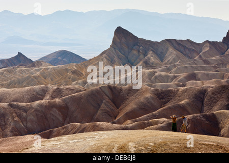 Landschaft mit Manly Beacon am Zabriskie Point, Death Valley, Kalifornien, USA. JMH5371 Stockfoto