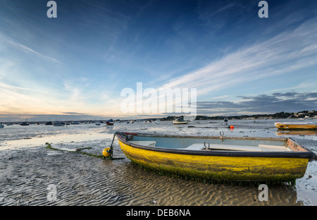 Gelbe Boot bei Ebbe am Strand von Sandbänken in der Nähe von Poole in Dorset Stockfoto