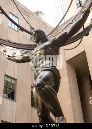 Antiken griechischen Titanen Atlas, der Himmel aus Bronze armillarsphäre Skulptur in Rockefeller Center, NYC, USA Stockfoto