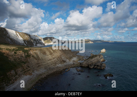 Die steilen Felswände des Dorset Jurassic Coast übersehen Mupe Bay, Mupe Felsen und Speck Loch mit seinem verlassenen steinigen Strand. England, United Kingdom. Stockfoto