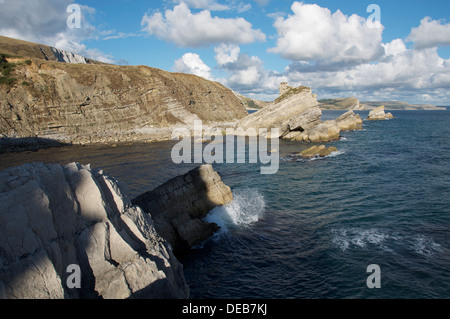 Die steilen Felswände des Dorset Jurassic Coast übersehen Mupe Bay, Mupe Felsen und Speck Loch mit seinem verlassenen steinigen Strand. England, United Kingdom. Stockfoto