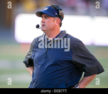 Berkeley, CA, USA. 14. September 2013. California Golden Bears head Coach Sonny Dykes, während der NCAA Football-Spiel zwischen den Ohio State Buckeyes und California Golden Bears im Memorial Stadium in Berkeley CA. Ohio State besiegt Cal 52-34. © Cal Sport Media/Alamy Live-Nachrichten Stockfoto