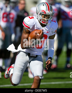 Berkeley, CA, USA. 14. September 2013. Ohio State Buckeyes Quarterback Kenny Guiton (13) erwärmt sich vor dem NCAA Football-Spiel zwischen den Ohio State Buckeyes und California Golden Bears im Memorial Stadium in Berkeley CA. Ohio State besiegt Cal 52-34. © Cal Sport Media/Alamy Live-Nachrichten Stockfoto