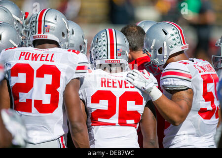 Berkeley, CA, USA. 14. September 2013. Ohio State Buckeyes Spieler sammeln vor dem NCAA Football-Spiel zwischen den Ohio State Buckeyes und California Golden Bears im Memorial Stadium in Berkeley CA. Ohio State besiegt Cal 52-34. © Cal Sport Media/Alamy Live-Nachrichten Stockfoto