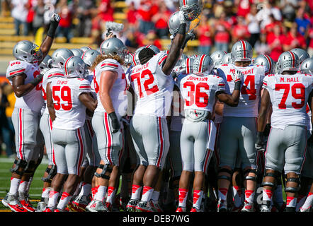 Berkeley, CA, USA. 14. September 2013. Ohio State Buckeyes Spieler sammeln vor dem NCAA Football-Spiel zwischen den Ohio State Buckeyes und California Golden Bears im Memorial Stadium in Berkeley CA. Ohio State besiegt Cal 52-34. © Cal Sport Media/Alamy Live-Nachrichten Stockfoto