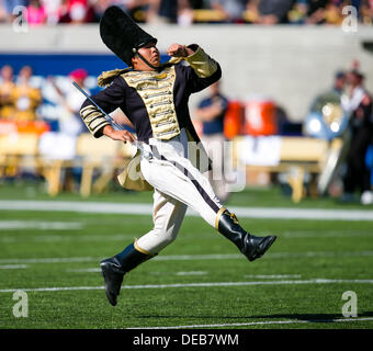 Berkeley, CA, USA. 14. September 2013. Die Cal Bears Tambourmajor nimmt das Feld vor der NCAA Football Spiel zwischen den Ohio State Buckeyes und California Golden Bears im Memorial Stadium in Berkeley CA. Ohio State besiegt Cal 52-34. © Cal Sport Media/Alamy Live-Nachrichten Stockfoto